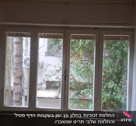 חלון זכוכית עם כלי עבודה על שולחן